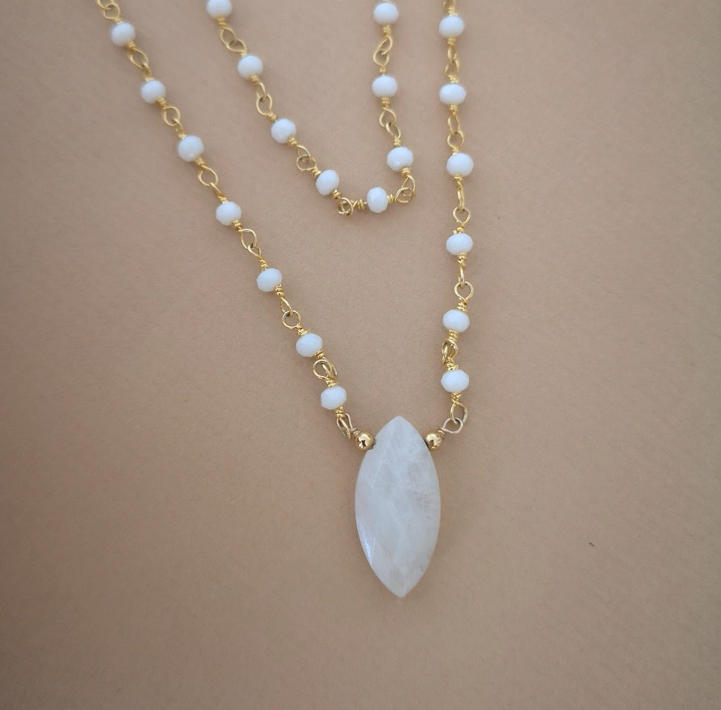 Gemma necklace in white