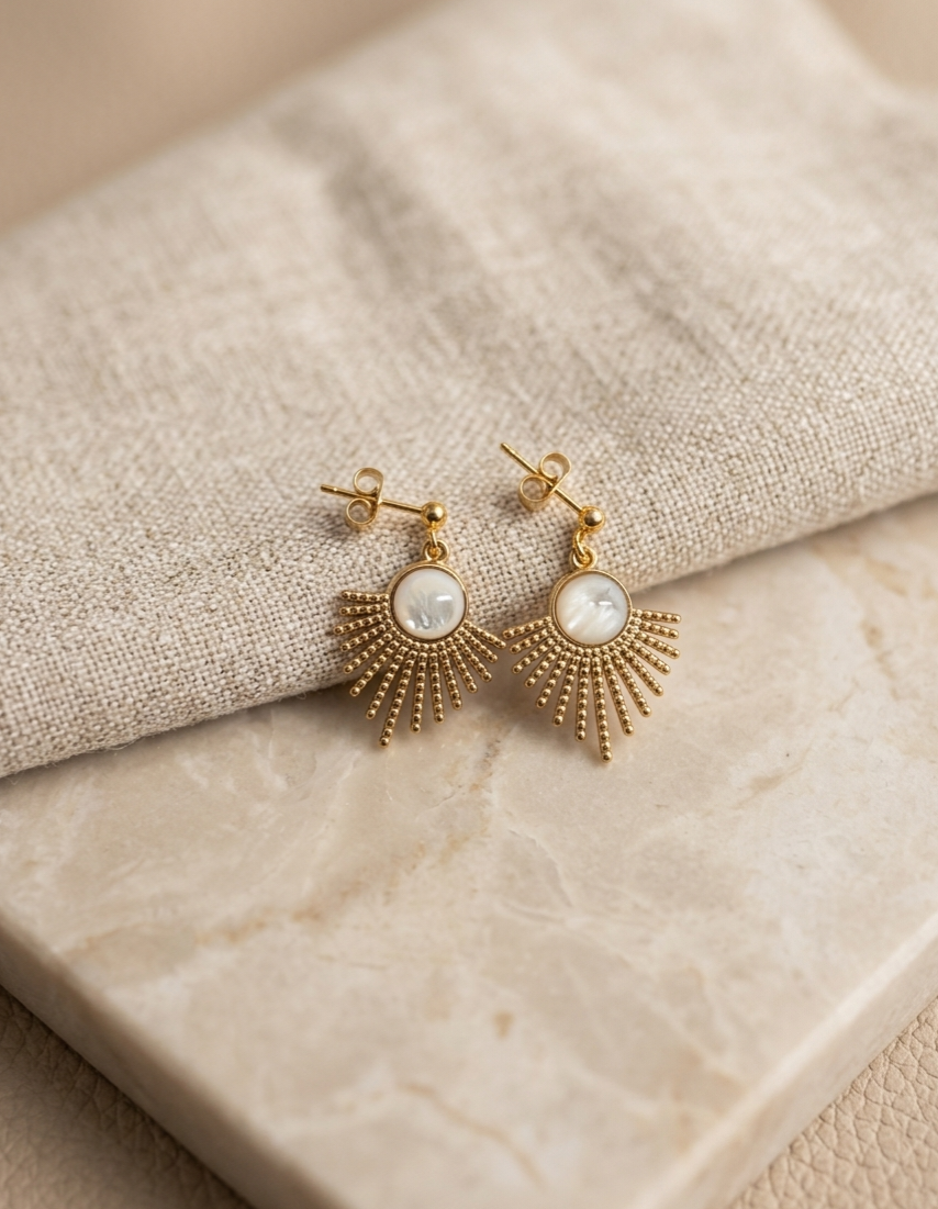 Les boucles d'oreilles Monica avec nacre