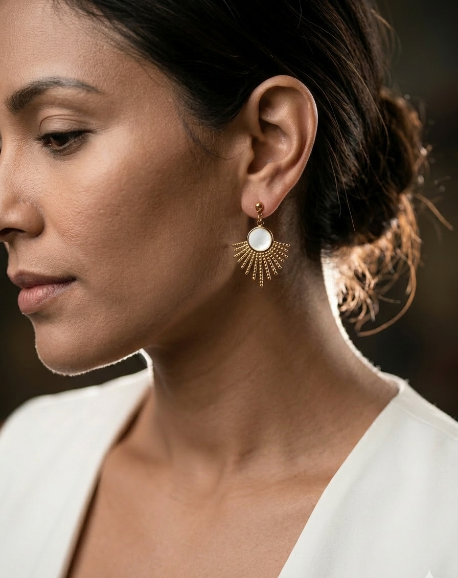 Les boucles d'oreilles Monica avec nacre